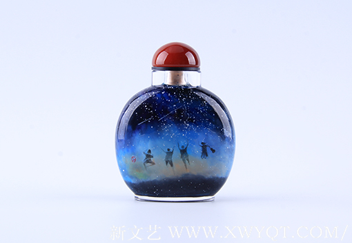 万欢内画鼻烟壶作品《我和小伙伴》正面 规格：9.4cmx7.5cmx3cm 创作年代：2016年